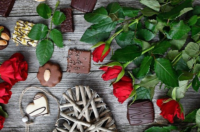 rudé růže a sladkosti